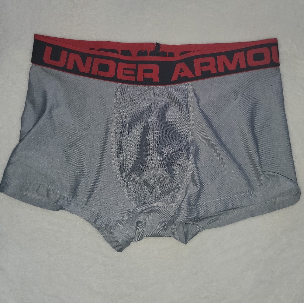 Mens small under armour boxer briefs.